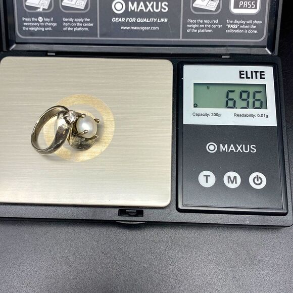 Ladies 925 silver ring with 3/8” cultured pearl and 3/16” white stone sz 7 - Picture 13 of 13